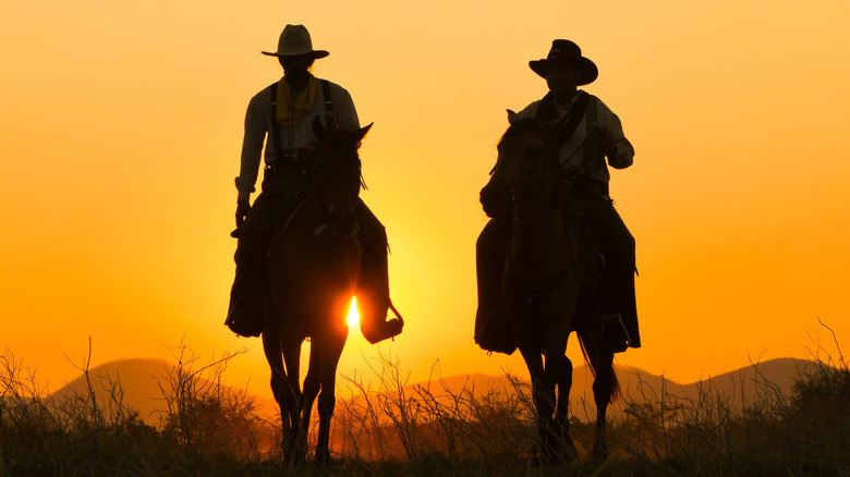 Silhouet van twee cowboys