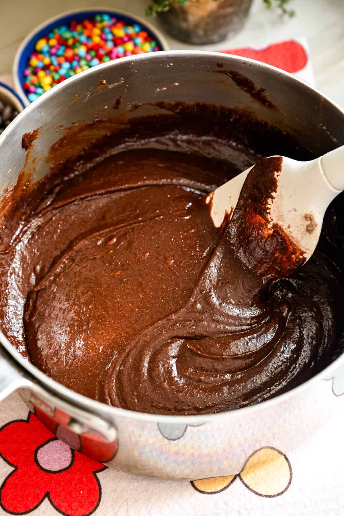 Browniebeslag na toevoeging van droge ingrediënten.