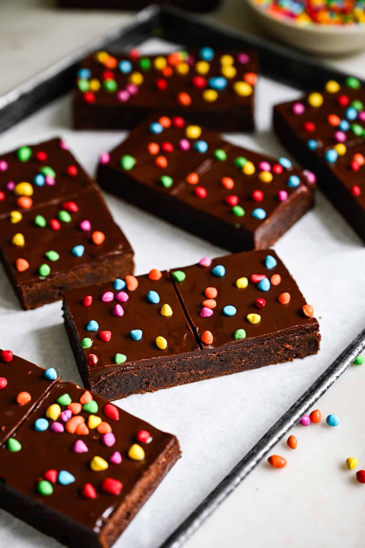 Bovenaanzicht van zelfgemaakte kosmische brownie.