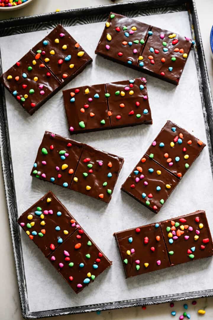 Bovenaanzicht van kosmische brownies op een dienblad.