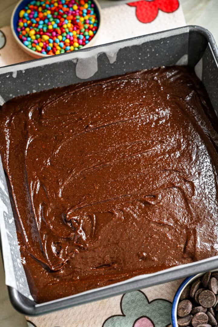 Browniebeslag uitgespreid in een pan.