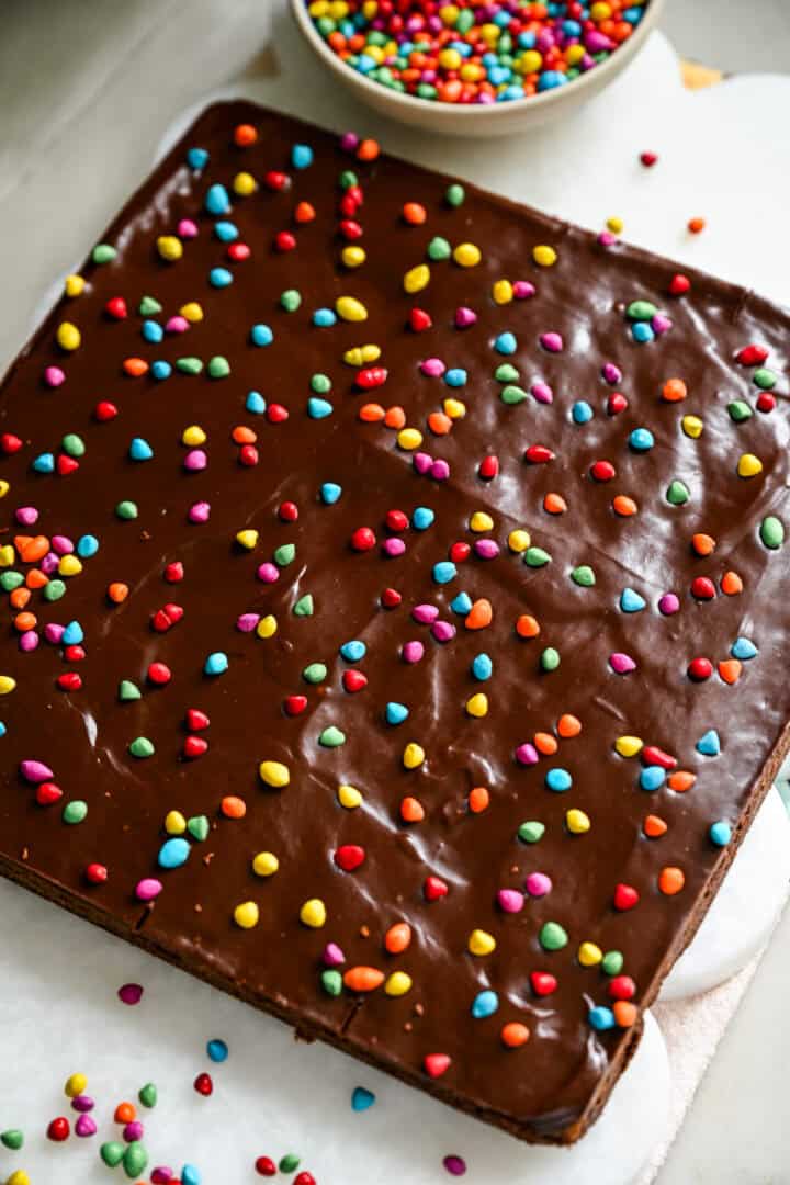Bovenaanzicht van kosmische brownies na het bakken.