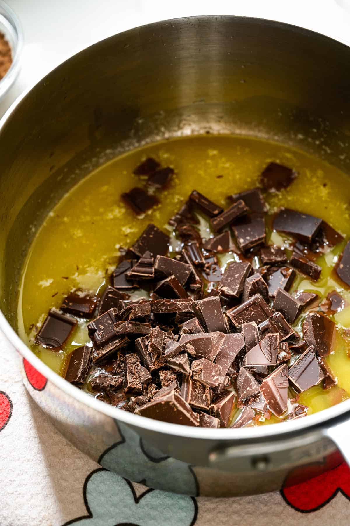 Gesmolten boter en chocolade in een pan.