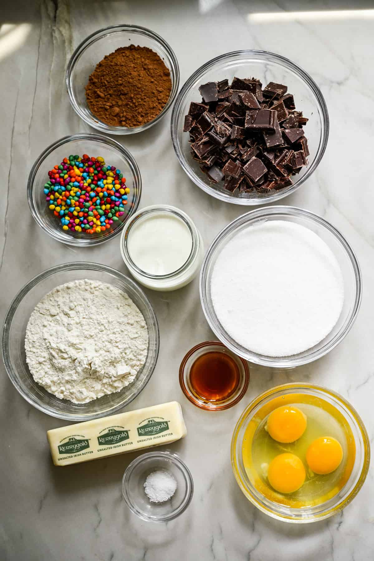 Bovenaanzicht van kosmische brownie-ingrediënten.