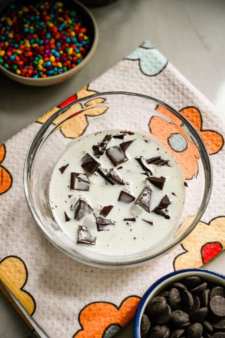Chocolade en slagroom in een kom voordat het tot een ganache wordt geklopt.