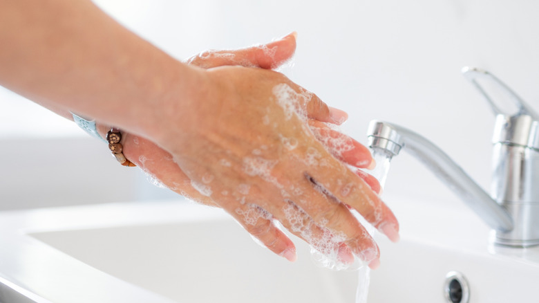 haar handen wassen in een openbaar toilet