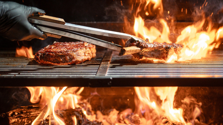 Vlees koken op een grill