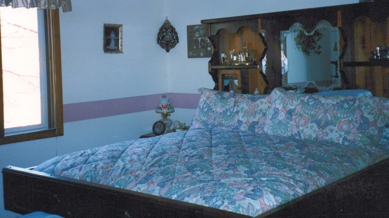 Hoofdslaapkamer met waterbed, woondecoratie in jaren 80- en 90-stijl