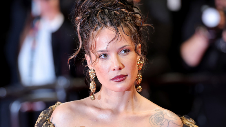 Halsey poseert