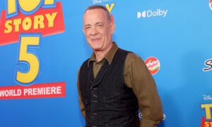 Tom Hanks verandert de voorbereiding van colonoscopie in een ongewoon ritueel met twee andere A-Listers