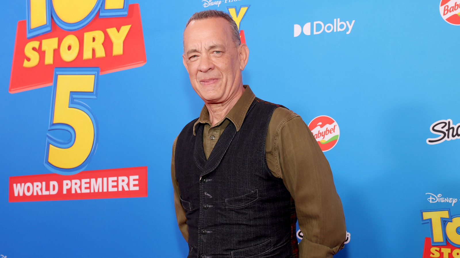Tom Hanks verandert de voorbereiding van colonoscopie in een ongewoon ritueel met twee andere A-Listers
