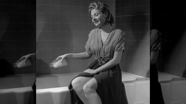 vrouw die zich klaarmaakt om een ​​bad te nemen, naar een afbeelding uit de jaren vijftig