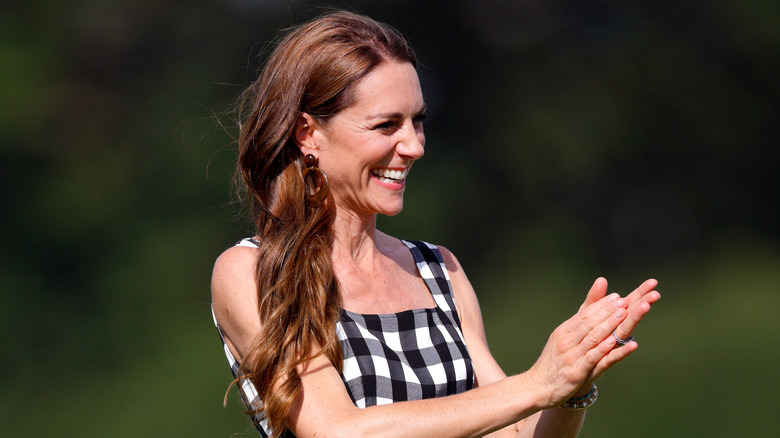 Kate Middleton lacht en klapt
