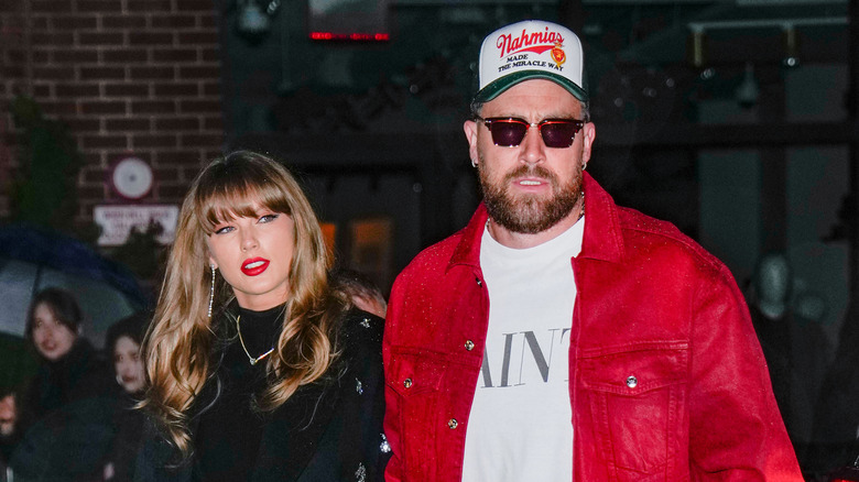 Travis Kelce en Taylor Swift lopen