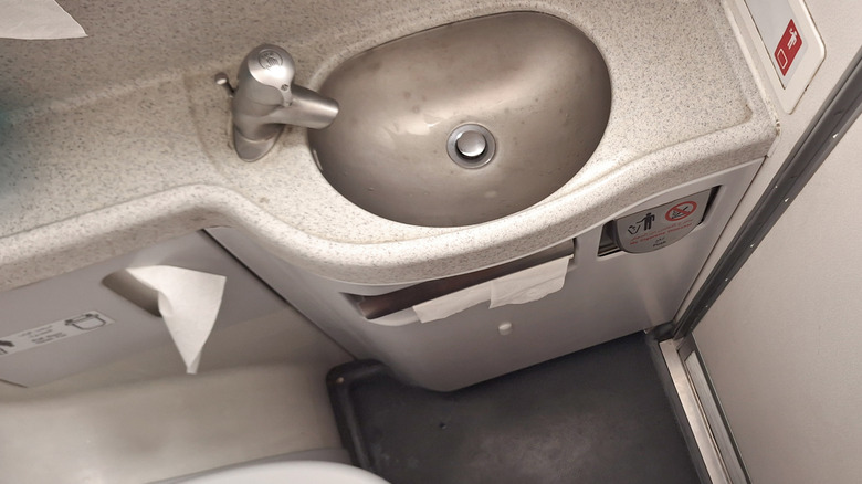 toiletfaciliteiten in een vliegtuig