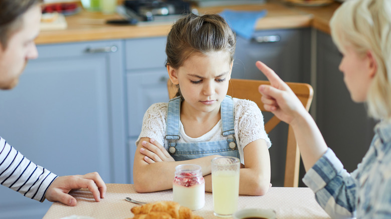 Kind wordt uitgescholden aan de eettafel
