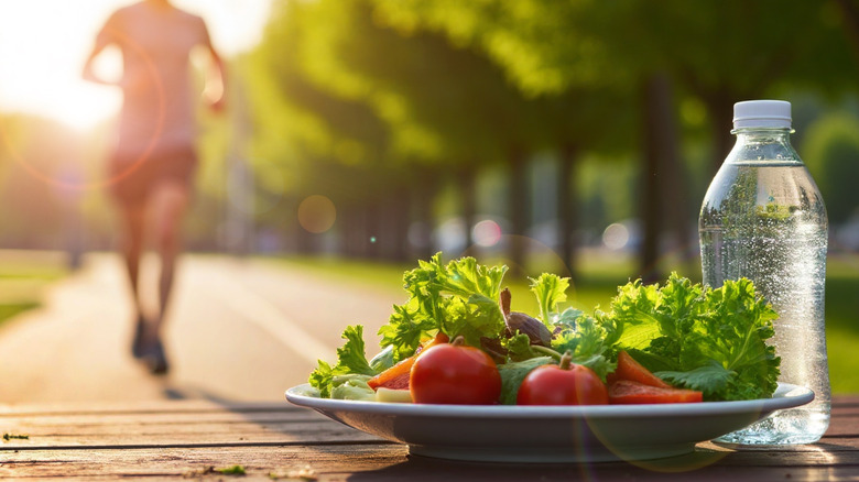 Persoon die in de zon rent met een gezonde salade die op hen wacht