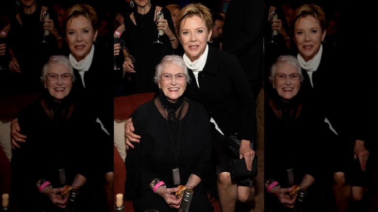Annette Bening en Shirley Bening glimlachen