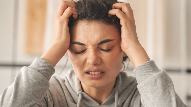 Vrouw jeukt haar hoofdhuid