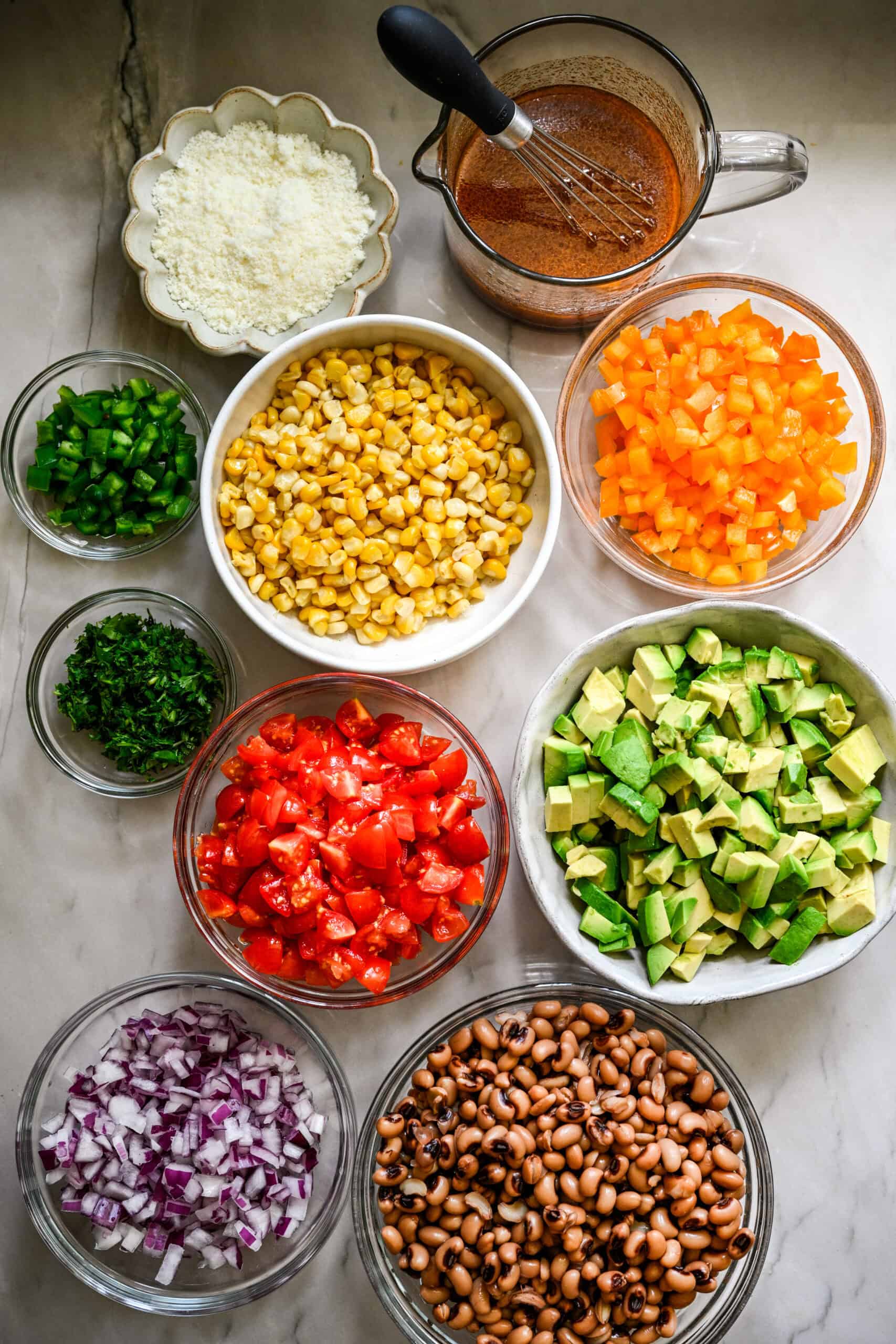 ingrediënten voor cowboykaviaar in aparte glazen kommen.