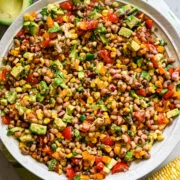 Luchtmening van cowboykaviaarsalade in een grote witte slakom.