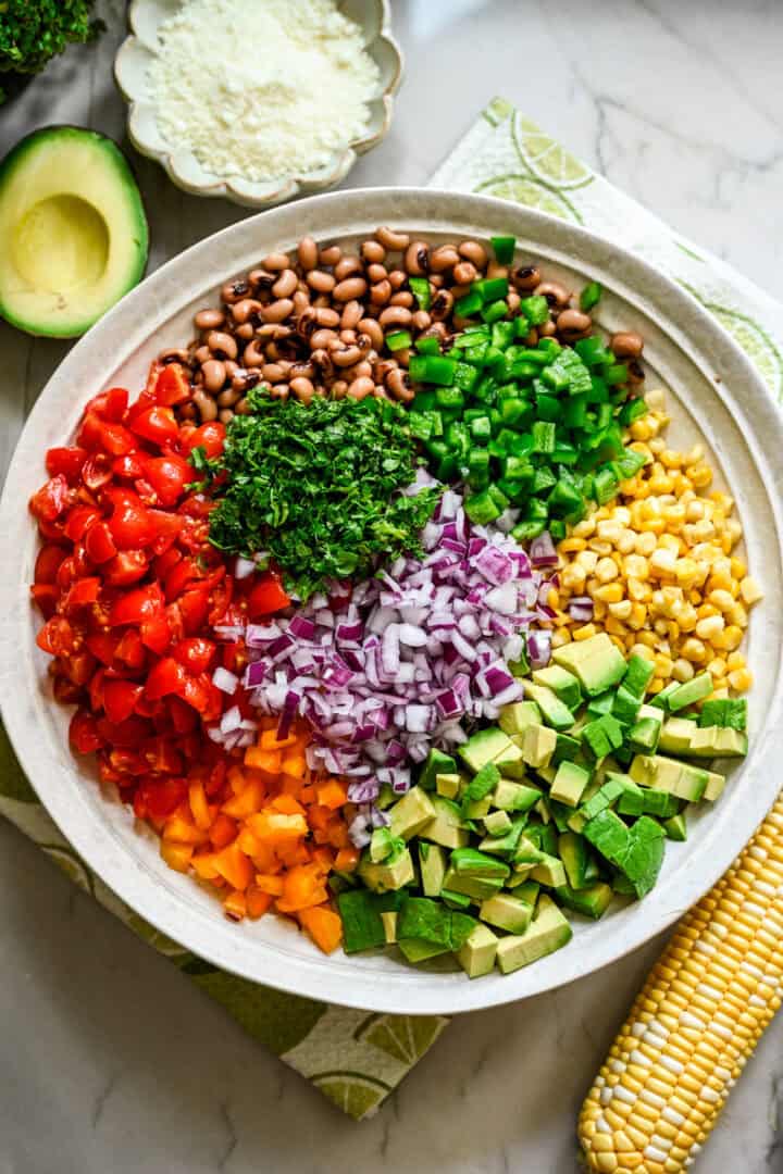 Ingrediënten voor de cowboykaviaarsalade in een kom voordat u ze mengt.