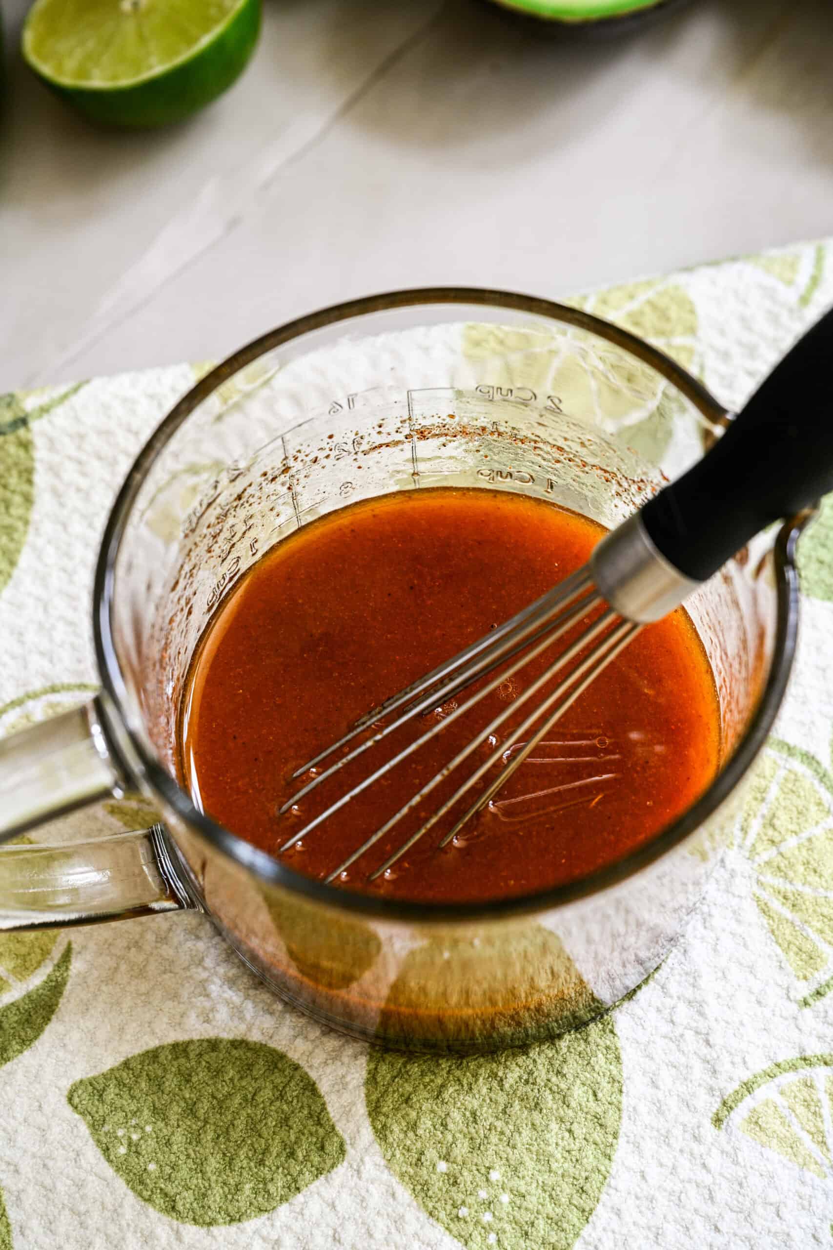 Cowboykaviaar-saladedressing samengebracht in een pot.
