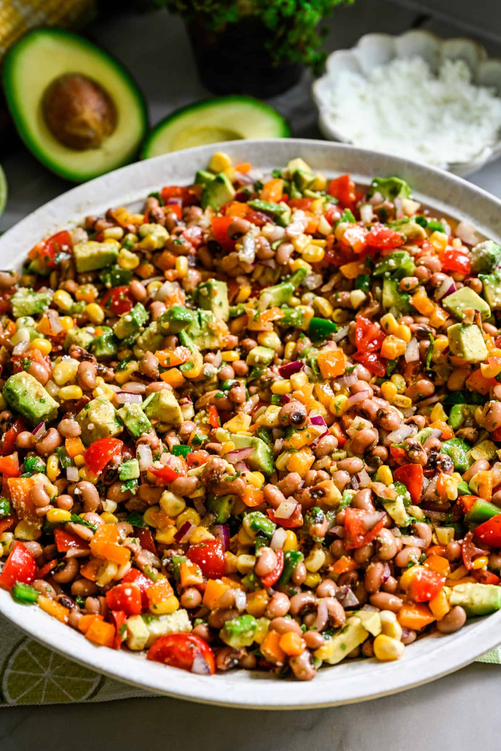 close-up zijaanzicht van cowboykaviaarsalade in een grote witte slakom.