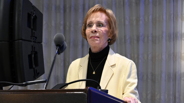 Carol Burnett houdt een toespraak