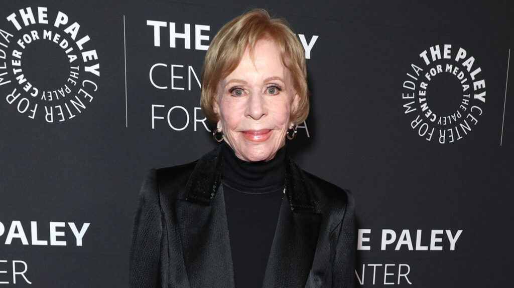 Vergeet ijdelheid: Carol Burnett op 93-jarige leeftijd heeft een hilarisch realistische kijk op haar lichaam