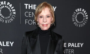 Vergeet ijdelheid: Carol Burnett op 93-jarige leeftijd heeft een hilarisch realistische kijk op haar lichaam