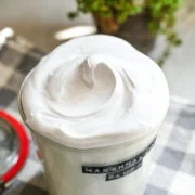 Close-up van zelfgemaakte marshmallow pluisjes in een glazen pot.