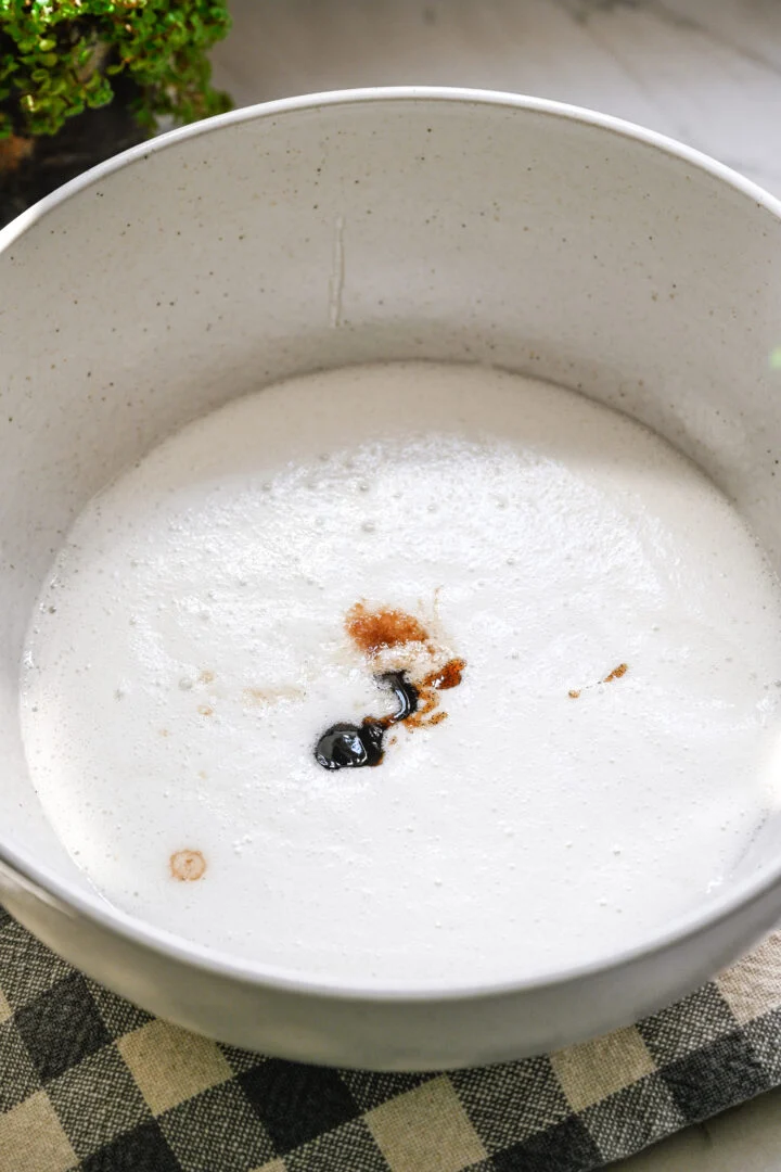 marshmallow-pluisingrediënten in een kom waaraan vanille-extracten zijn toegevoegd.