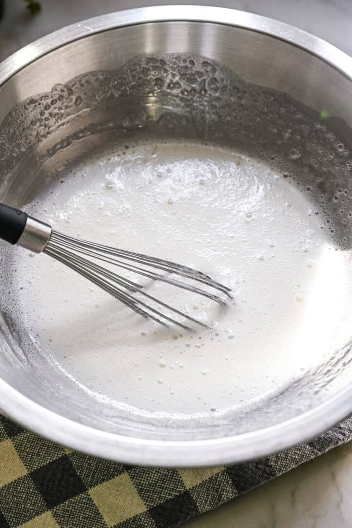 eiwit, suiker en wijnsteenroom in een schuimig mengsel boven een dubbele boiler geklopt.