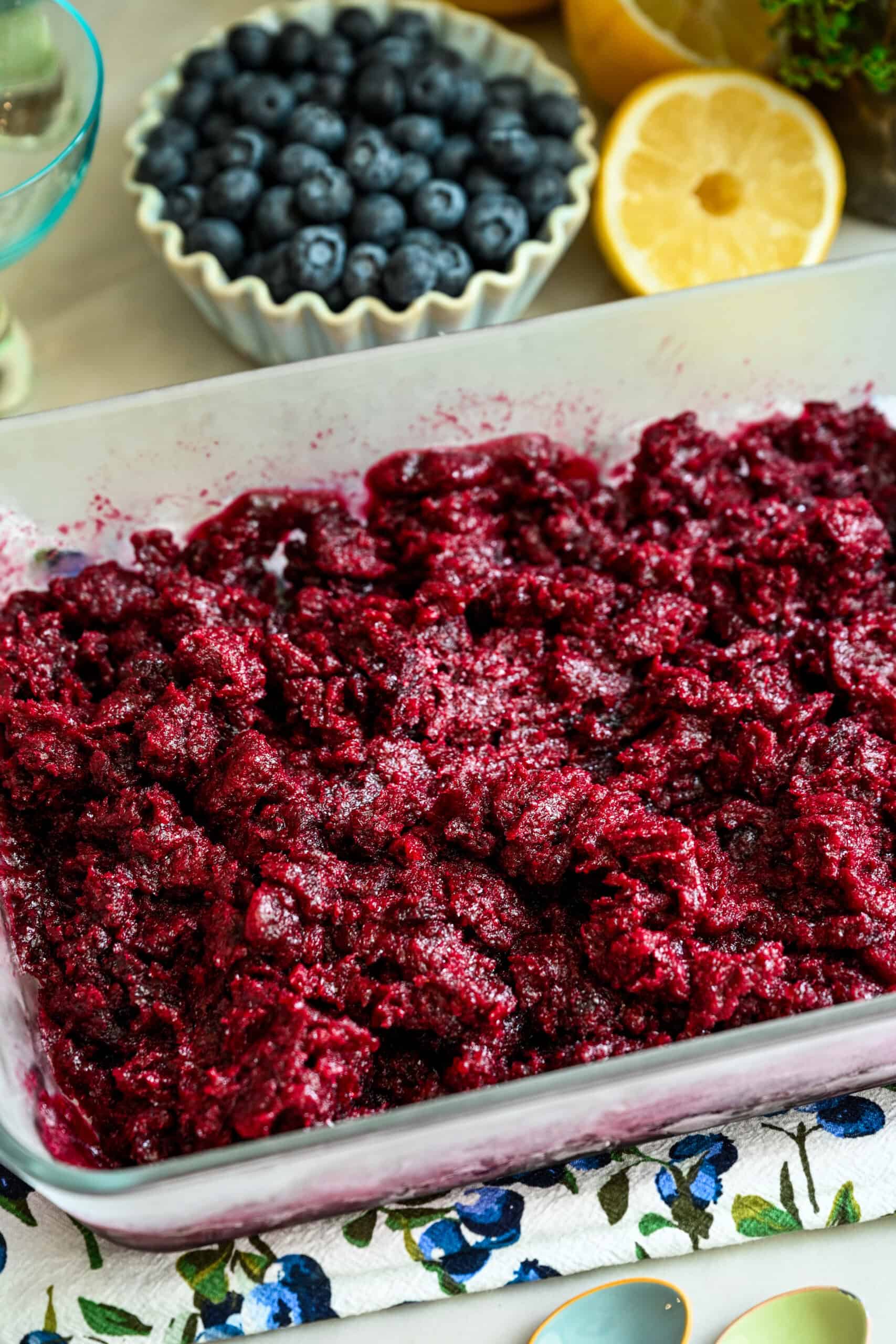 Bosbessengranita-mengsel in een glazen container vóór het invriezen.