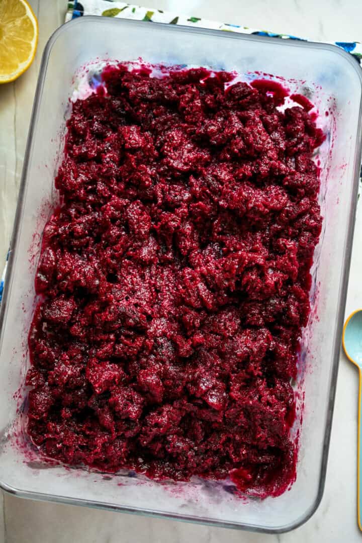 Bosbessengranita-mengsel in een glazen container vóór het invriezen.