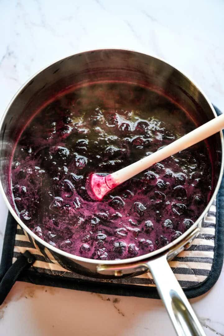 bosbessen, suiker, honing en water in een pan na het koken.