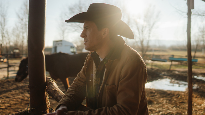 Een cowboy die ontspant op een ranch