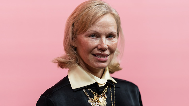 Pamela Anderson poseert