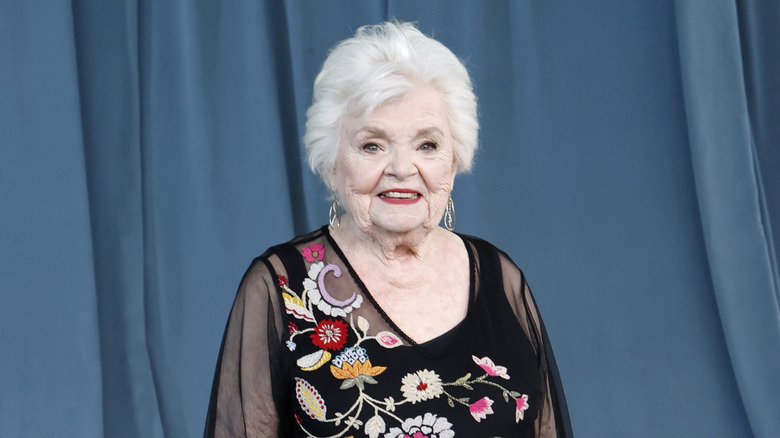 June Squibb glimlacht