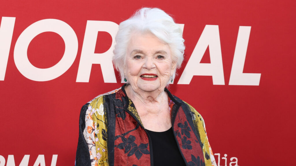 June Squibb heeft de verwachtingen over wat jouw jaren 90 zouden moeten zijn, ondermijnd