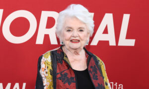 June Squibb heeft de verwachtingen over wat jouw jaren 90 zouden moeten zijn, ondermijnd