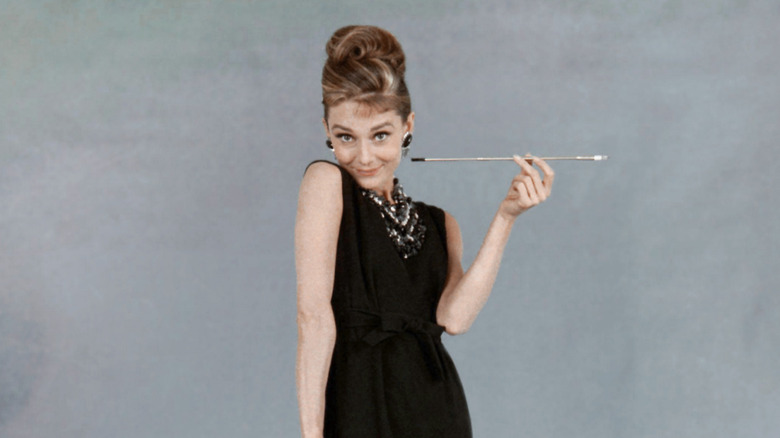 Audrey Hepburn poseert