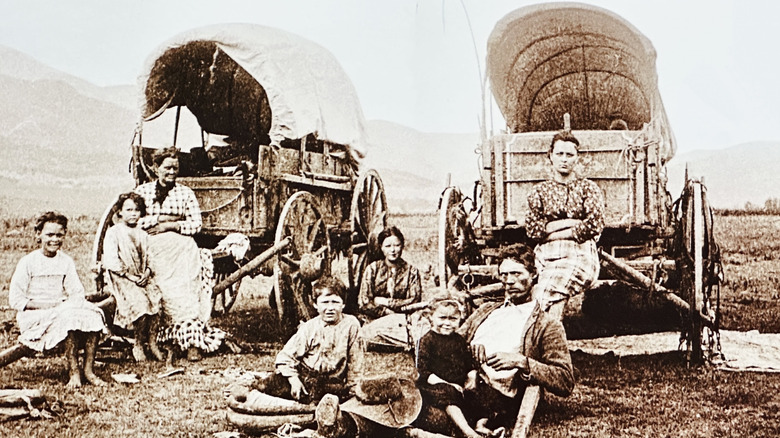 Historische foto van emigranten die in huifkarren naar het westen trekken