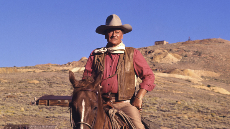John Wayne rijdt op een paard
