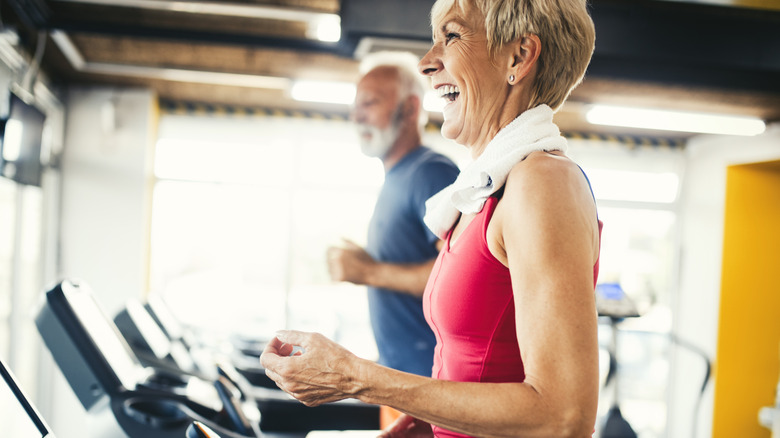 Senior man en vrouw lopen op een loopband