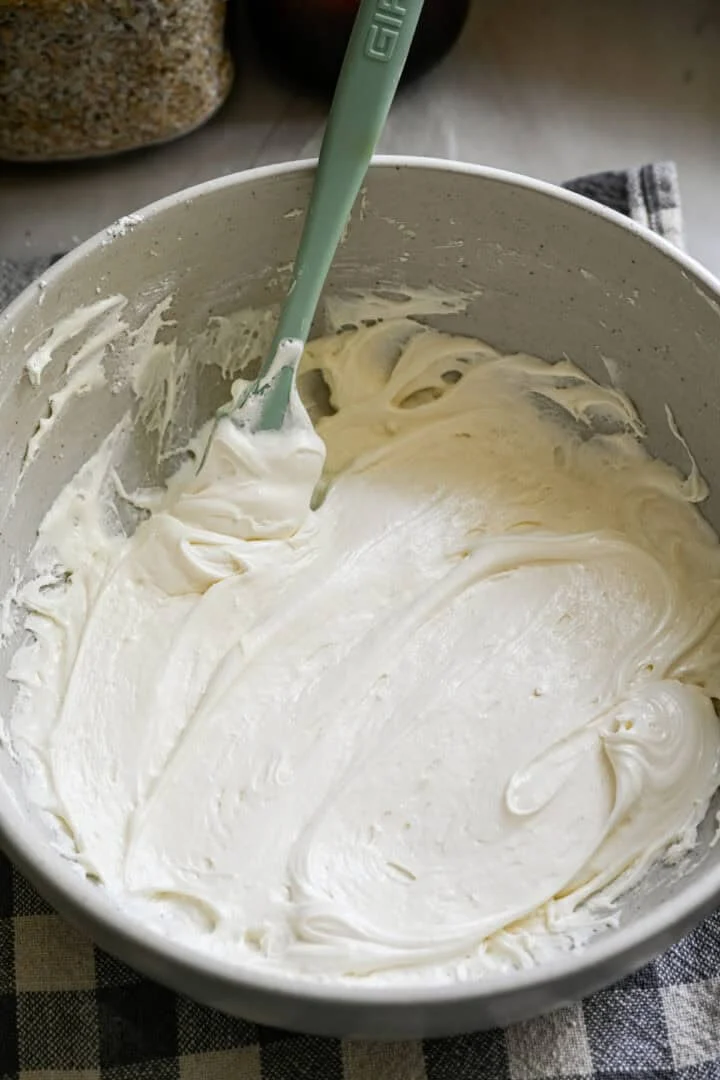 Havermoutcrèmevulling na toevoeging van marshmallowpluisjes.