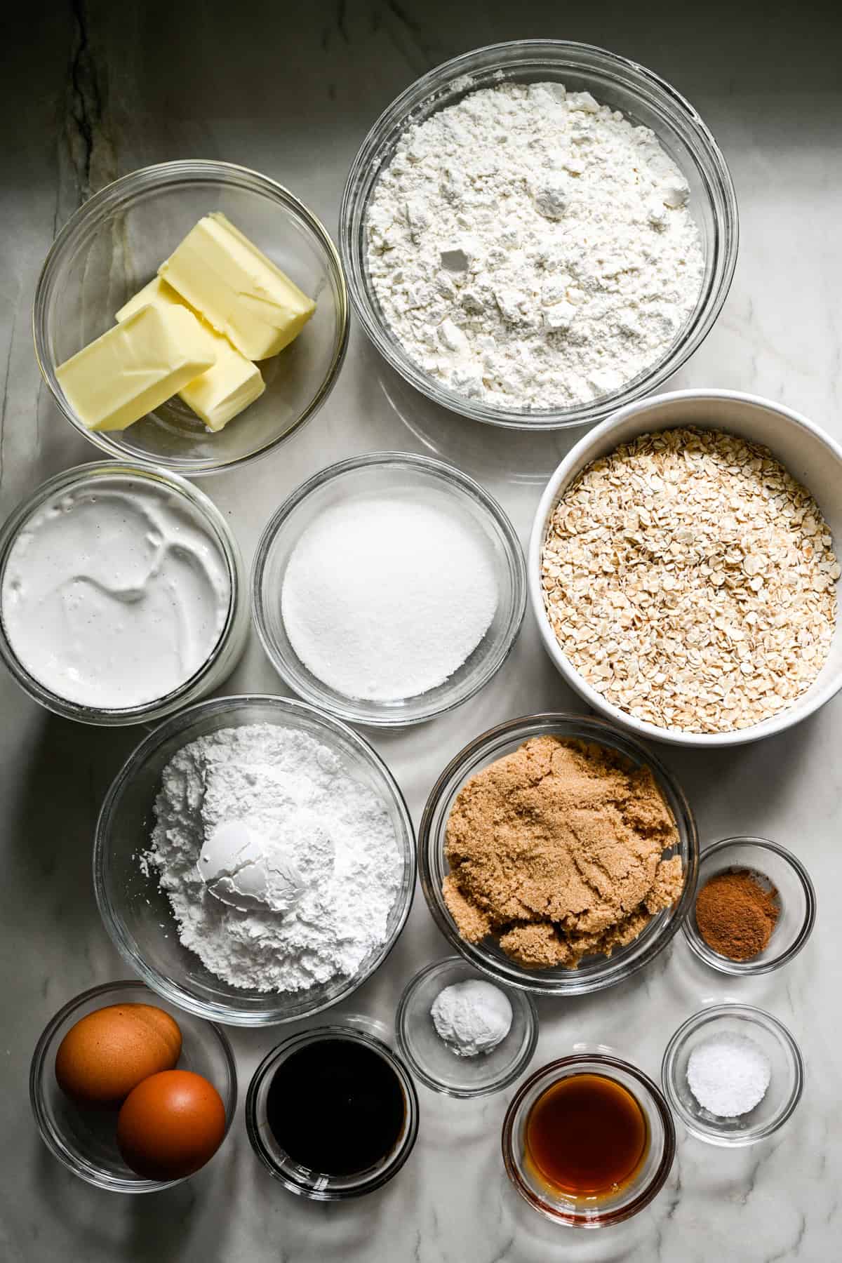 Bovenaanzicht van havermout creama pie-ingrediënten.