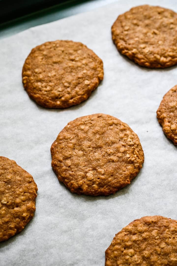 Havermoutkoekjes op een bakplaat na het bakken.