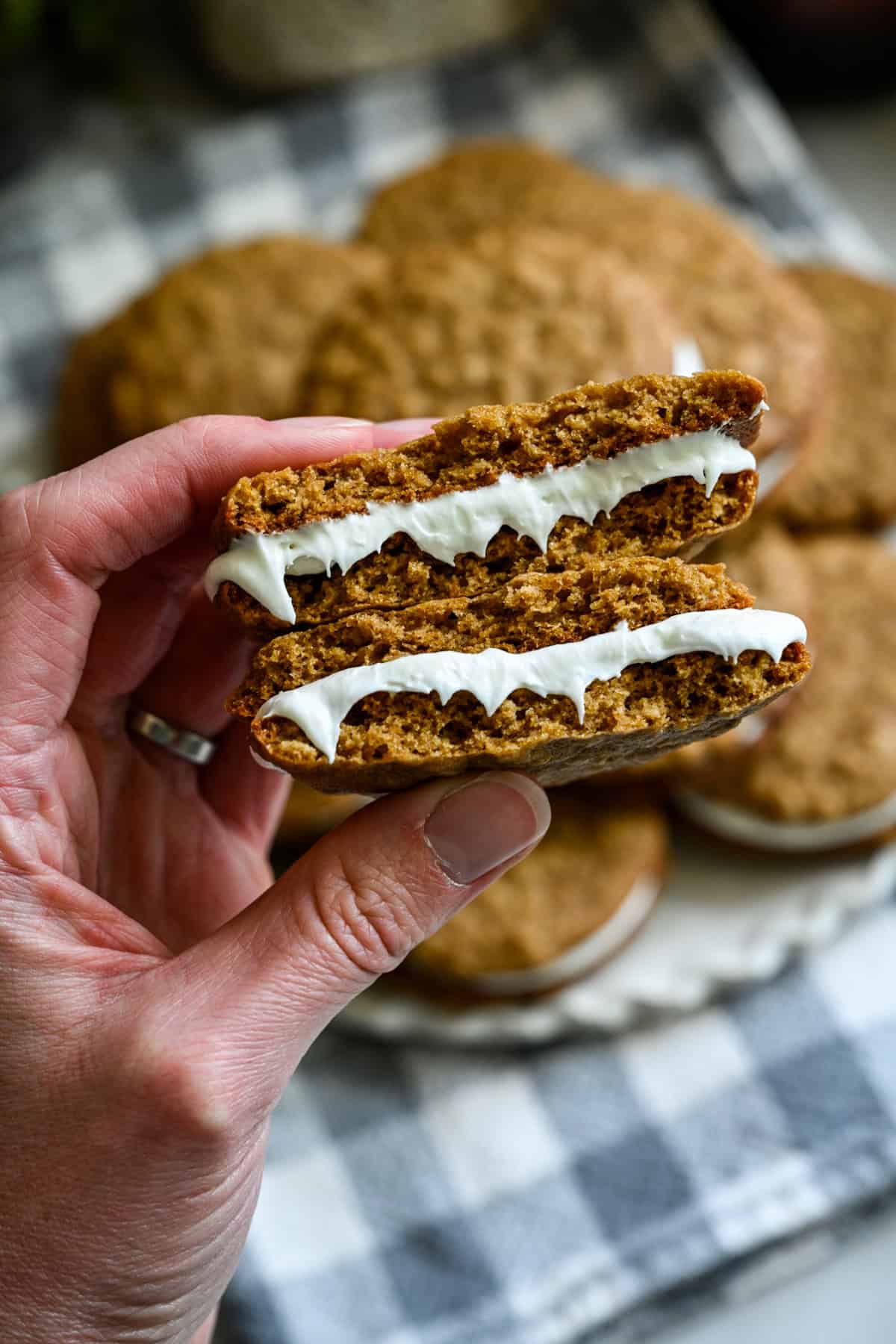 Vooraanzicht van havermoutroomtaart in tweeën gebroken.